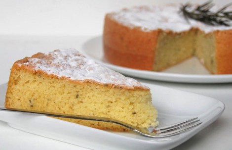 Cake con aceite de oliva y romero entero